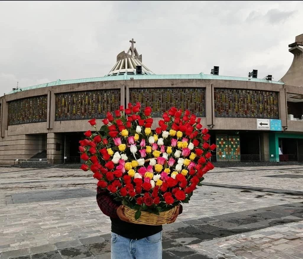 Arreglo de rosas entregado ante la Basílica de Guadalupe