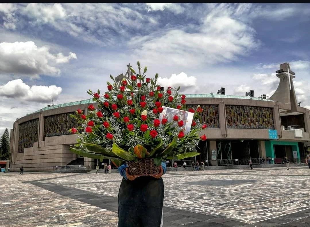 Arreglo de rosas rojas entregado en la Basílica de Guadalupe